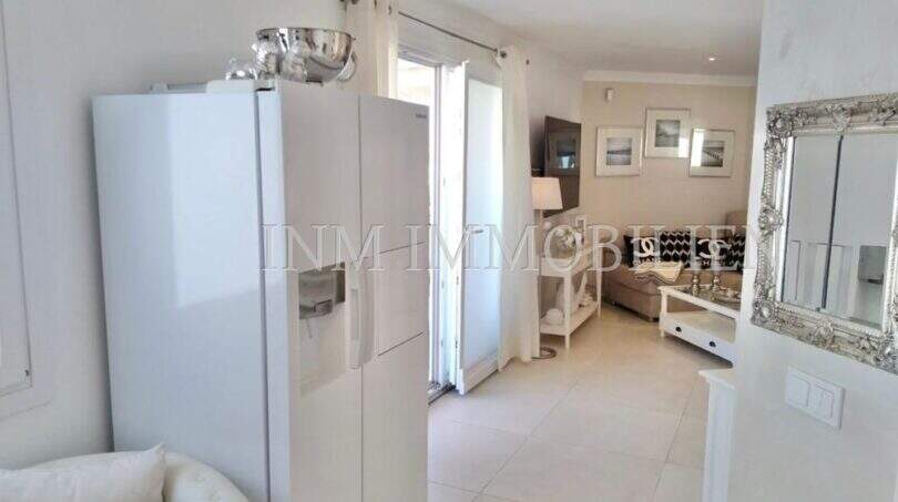Offener Wohn-Kochbereich im Penthouse mit weißem Kühlschrank, Marmorboden und elegantem Wohnzimmer in Palma