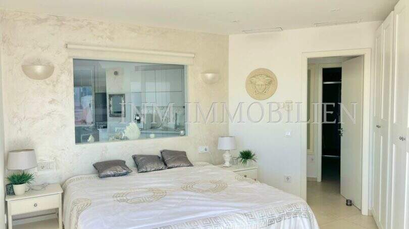 Elegantes Schlafzimmer im Luxus-Penthouse Playa de Palma mit Versace-Dekor und En-Suite-Bad