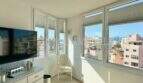 Helles Wohnzimmer im Penthouse mit Panoramafenstern und Stadtblick über Palma de Mallorca