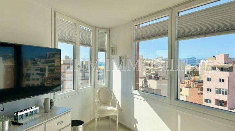 Helles Wohnzimmer im Penthouse mit Panoramafenstern und Stadtblick über Palma de Mallorca