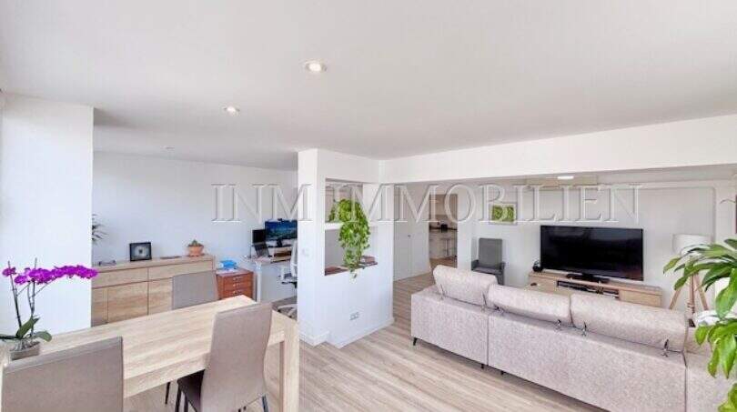 Heller Wohn-Essbereich mit modernem Sofa, TV, Esstisch und Holzboden in möblierter Wohnung, Can Pastilla