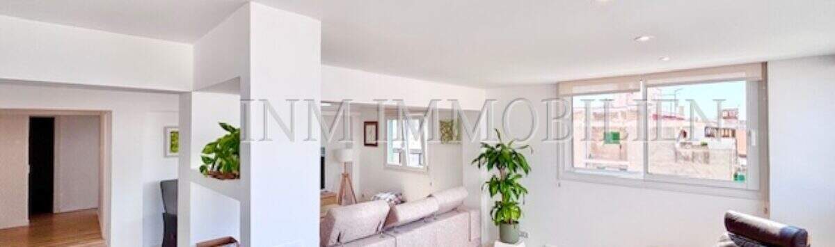 Helles Wohnzimmer mit Laminatboden, rosa Sofa, Ledersessel und großem Fenster in möblierter Wohnung Can Pastilla