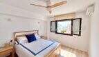 Helles Schlafzimmer mit Doppelbett, Holzmöbeln, Deckenventilator und Klimaanlage in Can Pastilla, Palma