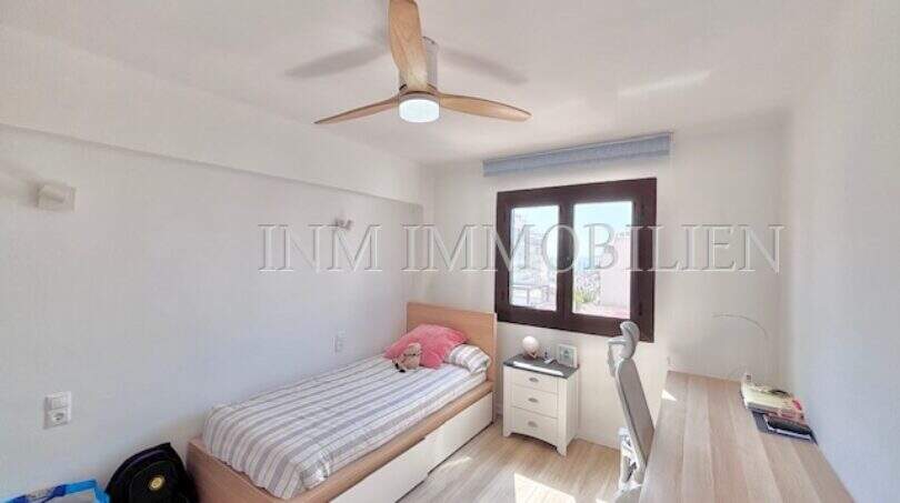 Helles Kinderzimmer mit Einzelbett, Schreibtisch, Deckenventilator und Fenster in Mietwohnung Can Pastilla, Palma