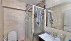 Modernes Badezimmer mit Glasdusche, WC und Waschtisch in möblierter Mietwohnung in Can Pastilla, Mallorca.