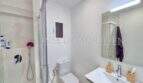 Modernes Badezimmer mit Glasdusche, WC und Waschtisch in möblierter Mietwohnung in Can Pastilla, Palma de Mallorca.