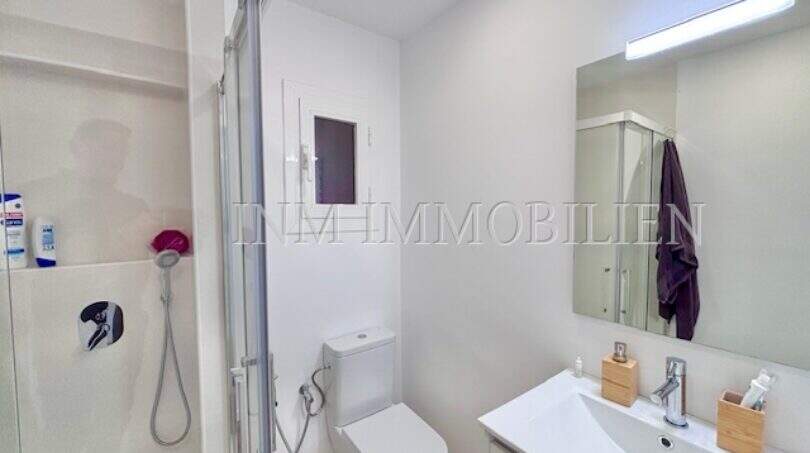 Modernes Badezimmer mit Glasdusche, WC und Waschtisch in möblierter Mietwohnung in Can Pastilla, Palma de Mallorca.