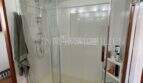 Geräumige Duschkabine mit Glasschiebetüren und Regendusche im rustikalen Haus in S'Aranjassa, Palma