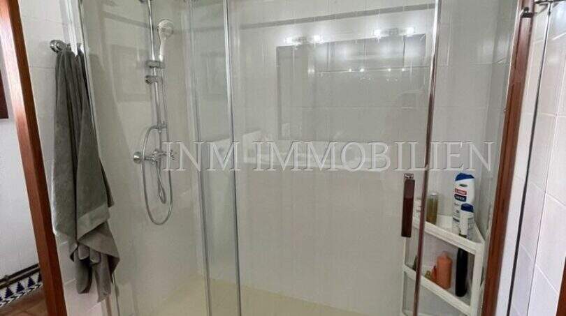 Geräumige Duschkabine mit Glasschiebetüren und Regendusche im rustikalen Haus in S'Aranjassa, Palma