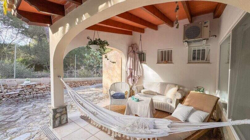 Überdachte Terrasse mit Hängematte, Korbmöbeln und Holzbalkendecke in mediterraner Finca nahe Cala Murada