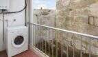 Balkon mit Waschmaschine und Warmwasserboiler, umgeben von Natursteinmauern in Felanitx