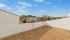 Geräumige Dachterrasse mit Sandsteinboden und Blick auf die Dächer von Felanitx und grüne Hügel