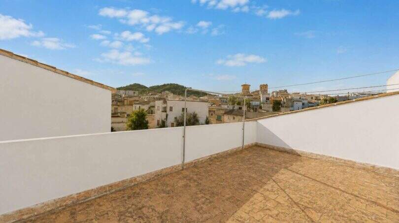 Geräumige Dachterrasse mit Sandsteinboden und Blick auf die Dächer von Felanitx und grüne Hügel
