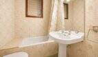 Badezimmer mit Badewanne, Standwaschbecken und floralen Fliesen in Wohnhaus, Felanitx