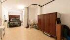Geräumige Garage in Felanitx mit Renault, Holzschrank und Stauraum, heller Fliesenboden.
