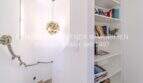 Treppenaufgang mit Seilgeländer, Designerlampe und weißem Bücherregal in mediterraner Villa Sa Coma