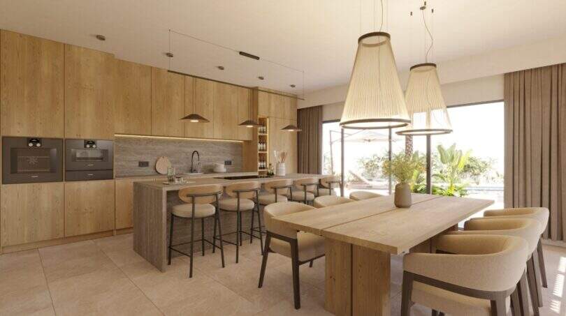 Offene Küche mit Holzfront, Kochinsel und Essbereich mit großem Holztisch in Designvilla Cala Murada