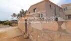 Außenansicht Landhaus Portocristo: rustikale Steinmauer, saniertes Erdgeschoss mit Klimaanlage, mediterranes Ambiente