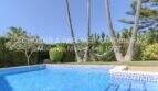 Privater Pool mit griechischem Mosaikrand, Hängematte zwischen Palmen und üppigem Garten der mediterranen Villa in Sa Coma.