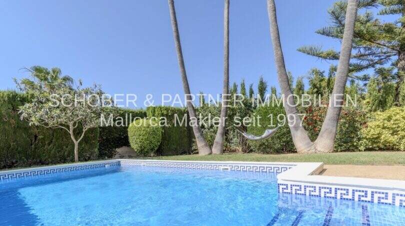 Privater Pool mit griechischem Mosaikrand, Hängematte zwischen Palmen und üppigem Garten der mediterranen Villa in Sa Coma.