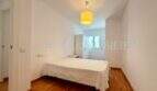 Helles Schlafzimmer mit Doppelbett, Holzboden und Fenster in Dachgeschosswohnung Palma Blanquerna