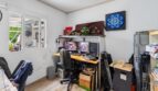 Despacho con configuración de doble monitor, teclado Yamaha, estanterías y piso de madera en casa unifamiliar Felanitx