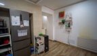 Cocina con refrigerador, microondas y estantes de pared en casa unifamiliar alquilada en Felanitx.