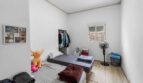 Pequeña habitación infantil con dos camas individuales, perchero y ventilador en casa unifamiliar alquilada en Felanitx.