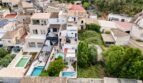 Fotografía aérea de una casa multifamiliar alquilada en Felanitx con piscinas, terrazas y arquitectura mediterránea.