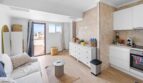 Luminoso comedor-sala con cocina abierta, suelo de madera y acceso a balcón en unidad alquilada, Felanitx
