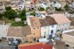 Fotografía aérea de una casa multifamiliar en Felanitx con arquitectura típicamente mallorquina y techos de tejas.