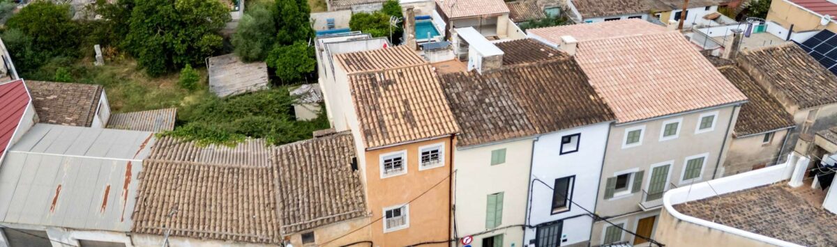 Fotografía aérea de una casa multifamiliar en Felanitx con arquitectura típicamente mallorquina y techos de tejas.