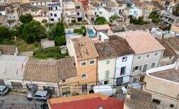 Luftaufnahme eines Mehrfamilienhauses in Felanitx mit typisch mallorquinischer Architektur und Ziegeldächern.