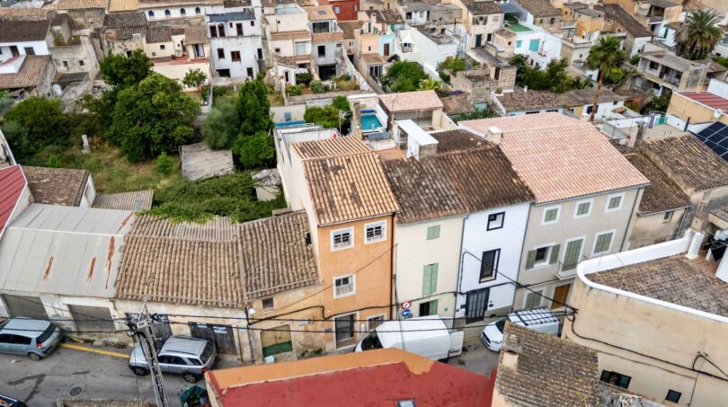 Fotografía aérea de una casa multifamiliar en Felanitx con arquitectura típicamente mallorquina y techos de tejas.