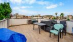 Terraza de azotea con muebles de jardín y vista a la ciudad en Felanitx – casa de múltiples familias alquilada