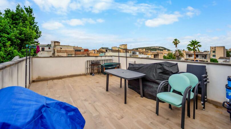 Terraza de azotea con muebles de jardín y vista a la ciudad en Felanitx – casa de múltiples familias alquilada