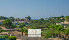 Panoramablick auf Porto Cristo Novo mit Palmen, Villen und Meerblick – Lage des Reiheneckhauses.