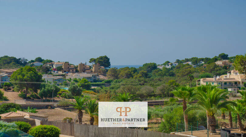 Panoramablick auf Porto Cristo Novo mit Palmen, Villen und Meerblick – Lage des Reiheneckhauses.