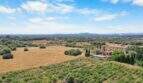 Luftaufnahme einer Finca mit Pool in Felanitx, umgeben von Weinbergen, Olivenhainen und weiter Landschaft.