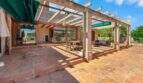 Sonnige Terrasse mit Pergola, Natursteinboden und Lounge-Bereich der Windmühlen-Finca in Felanitx