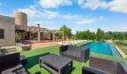 Außenbereich der Windmühlen-Finca in Felanitx mit Infinity-Pool, Loungemöbeln und überdachter Terrasse