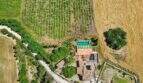 Luftaufnahme der Finca mit Pool, Weinberg und Feldern in Felanitx, Mallorca