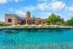 Außenpool mit Liegestühlen und historischer Windmühle einer Finca mit ETV-Lizenz in Felanitx, Mallorca