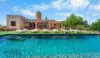 Außenpool mit Liegestühlen und historischer Windmühle einer Finca mit ETV-Lizenz in Felanitx, Mallorca