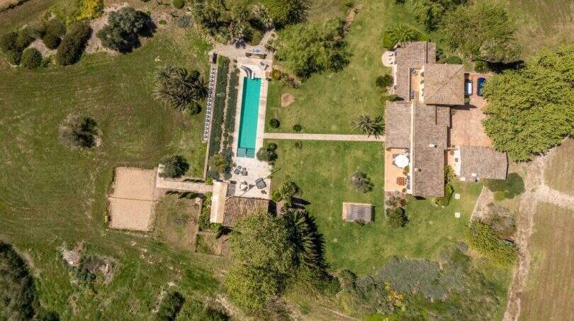 Aerial view of an exclusive finca in Felanitx with large pool, garden facilities and outbuildings.