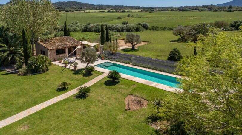 Aerial view of the Felanitx finca with pool, well-maintained garden, stone house and expansive landscape