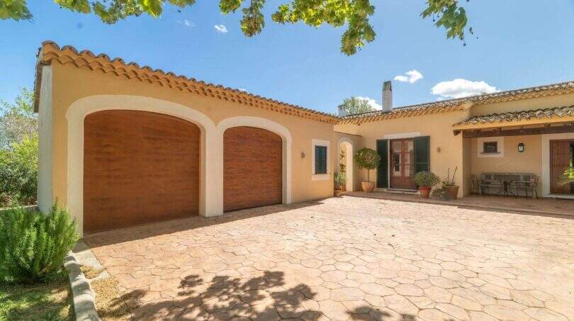 Felanitx finca: Mediterranean exterior with double garage, terracotta roof and paved courtyard