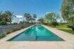 Infinity-Pool mit Lavendelbeeten und Palmen der exklusiven Finca in Felanitx