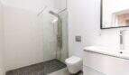 Modernes weißes Badezimmer mit Glasdusche, Hänge-WC und elegantem Waschtisch im Stadthaus Felanitx