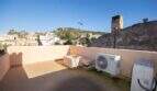 Dachterrasse des Stadthauses in Felanitx mit Klimaanlage, Blick auf Altstadt und grünen Hügel.